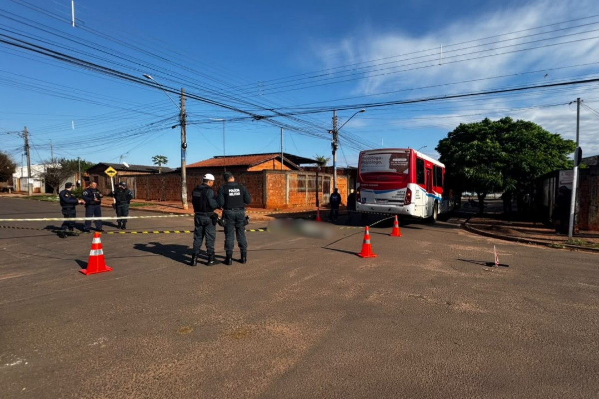Motociclista morre após avançar placa de 'pare' e ser atingido por ônibus em Campo Grande