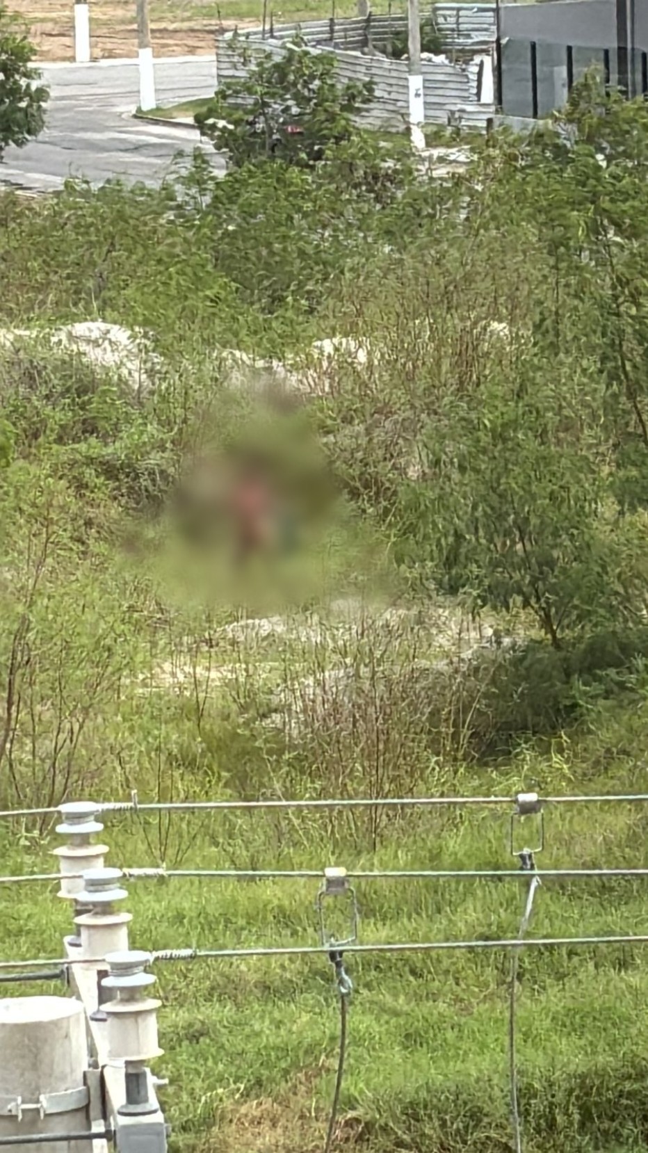 Homem flagrado por moradores fazendo gestos obscenos à porta de condomínio é preso por pm de folga em São Pedro da Aldeia