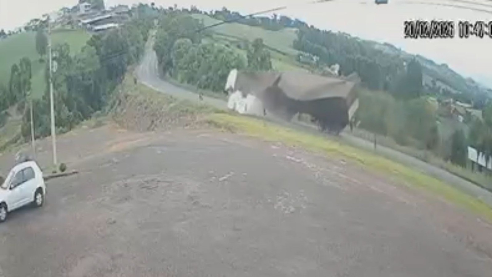 VÍDEO: caminhão tomba e motorista morre na BR-386