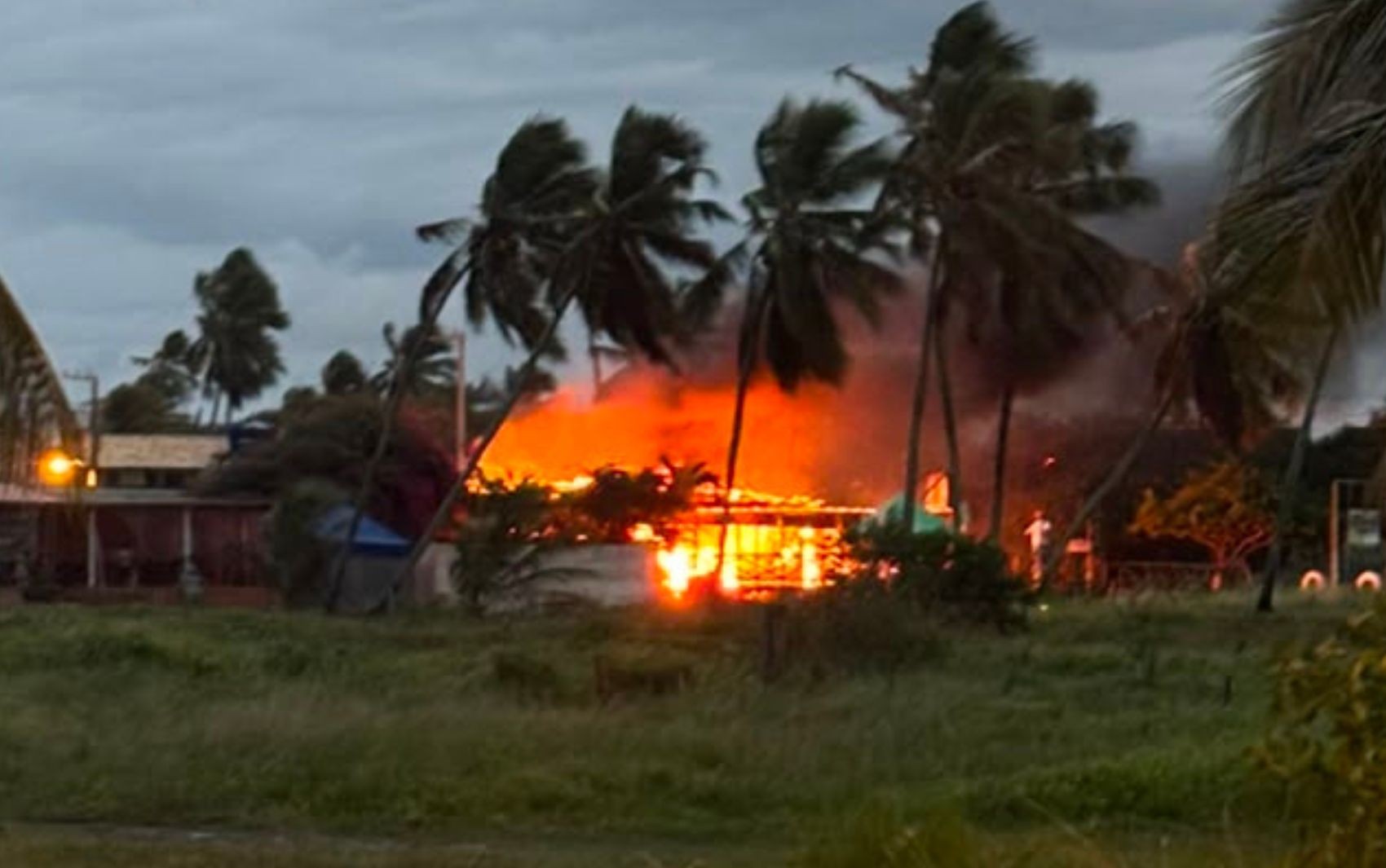 VÍDEO: Bar pega fogo na Praia do Saco em Estância
