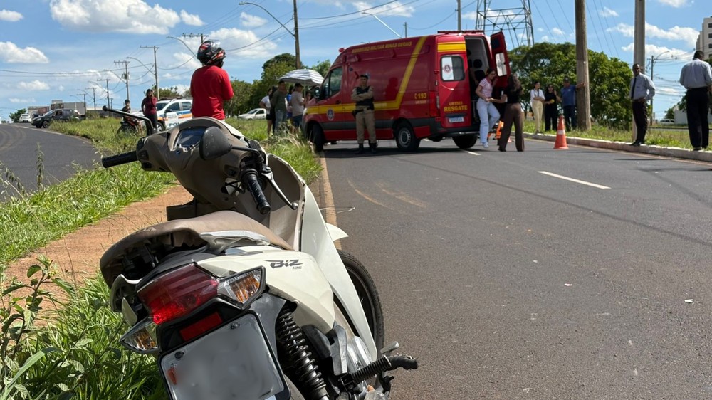 Jovem morre ao perder controle da moto e bater com poste na Avenida Nicomedes Alves dos Santos, em Uberlândia