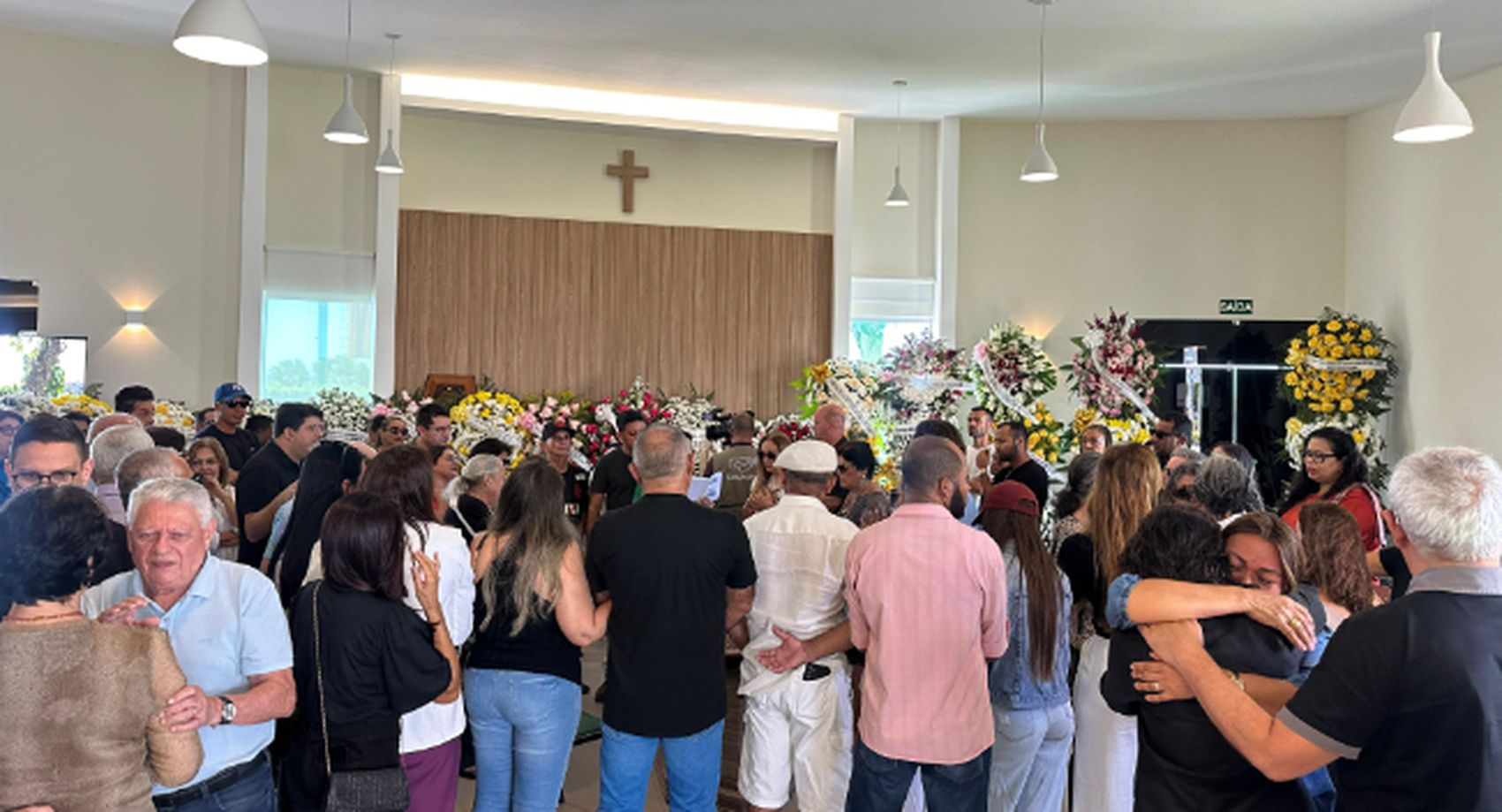 Familiares, amigos e autoridades se despedem da ex-senadora Maria do Carmo Alves em Aracaju