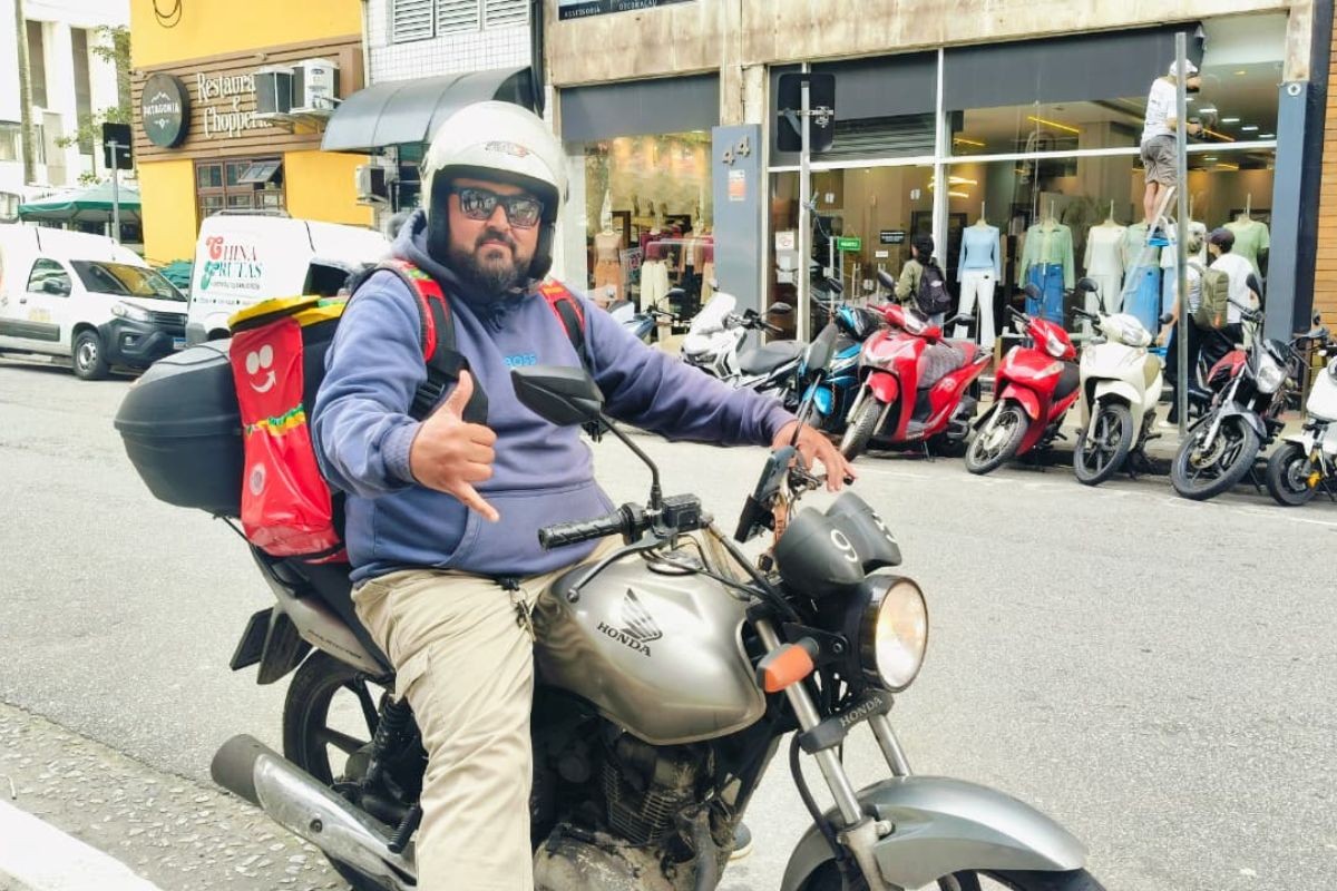 'Deus acelerou minha moto', diz motoboy que escapou de queda de estrutura de loja durante ventania