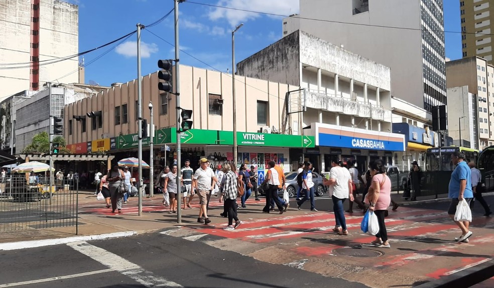 Cal&ccedil;ad&atilde;o da Avenida Leopoldino de Oliveira no Centro Uberaba &mdash; Foto: Mariana Dias/g1