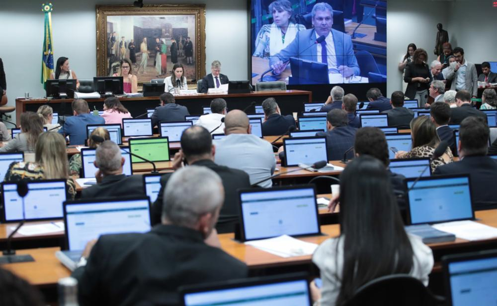 Sessão da CCJ desta quarta-feira (9) em que foi votada a PEC. — Foto: Bruno Spada/Câmara dos Deputados
