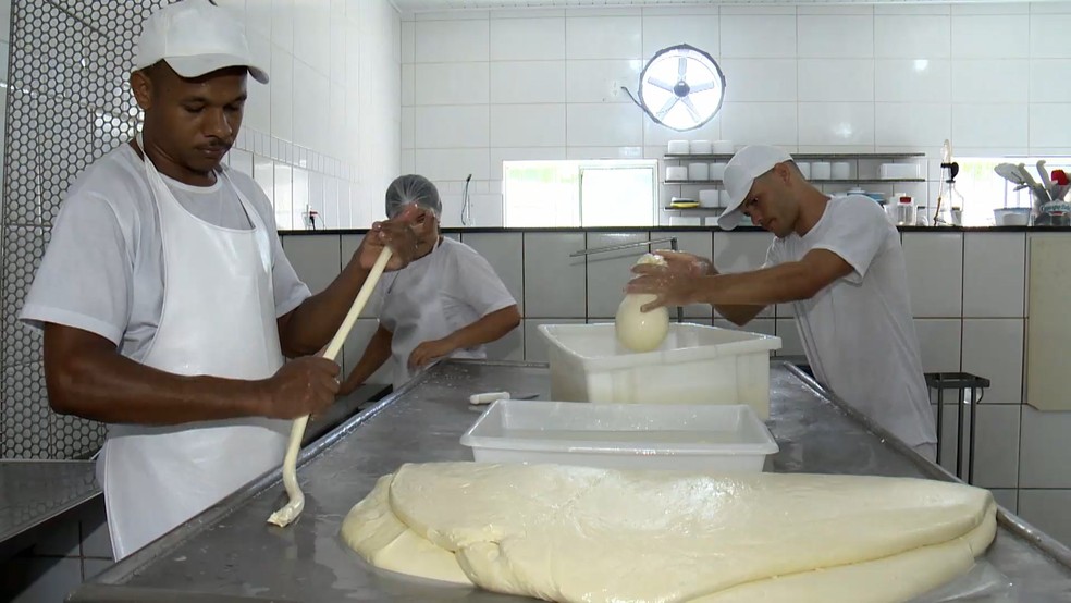 Processo de produção de queijo artesanal em João Neiva, Espírito Santo, utiliza leite cru — Foto: Reprodução/TV Gazeta