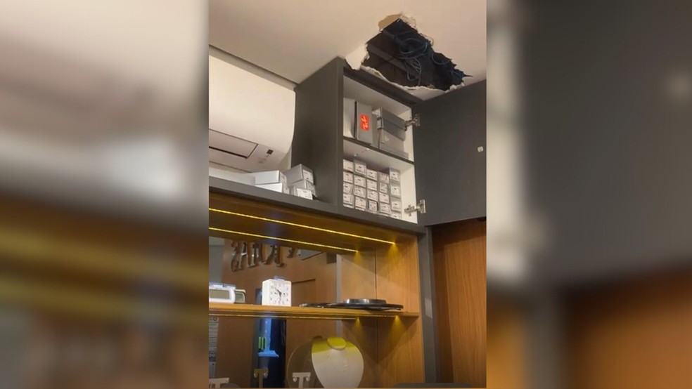 Ladrão arromba teto e furta joias avaliadas em R$ 400 mil em joalheria em Votuporanga (SP) — Foto: Arquivo pessoal
