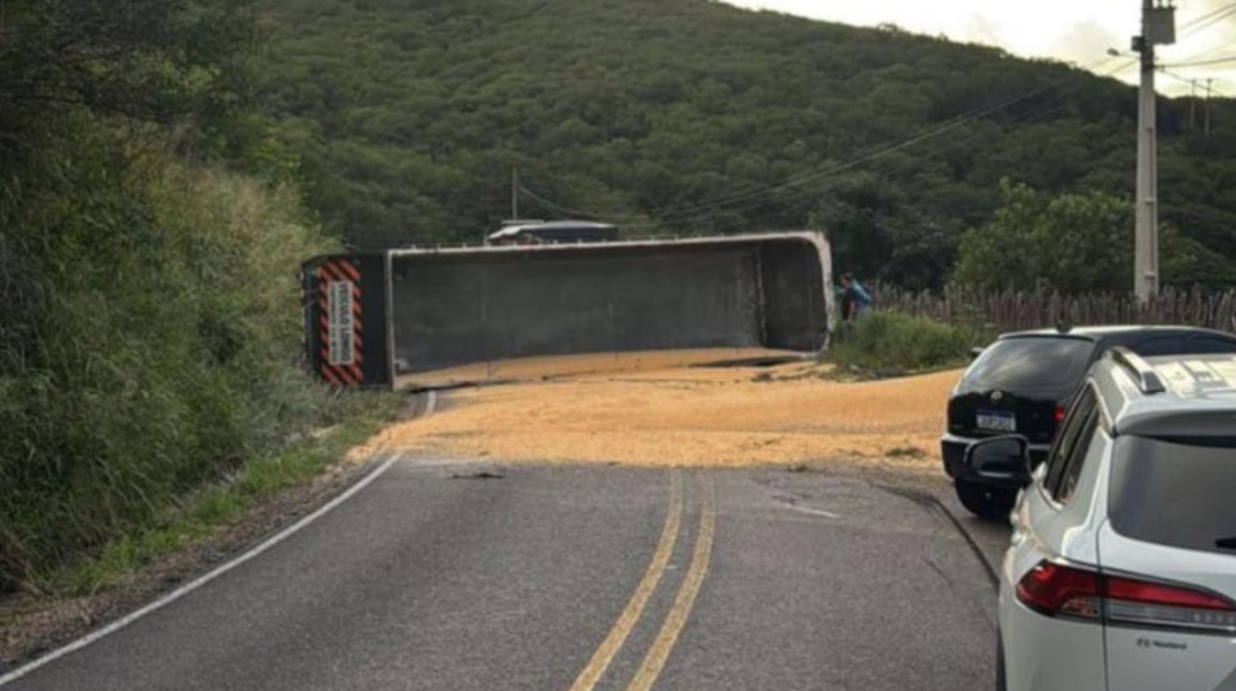 Caminhão tomba e interdita rodovia no interior do Ceará