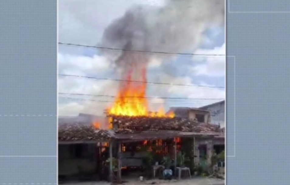 Incêndio atinge duas casas no bairro do Umarizal, em Belém