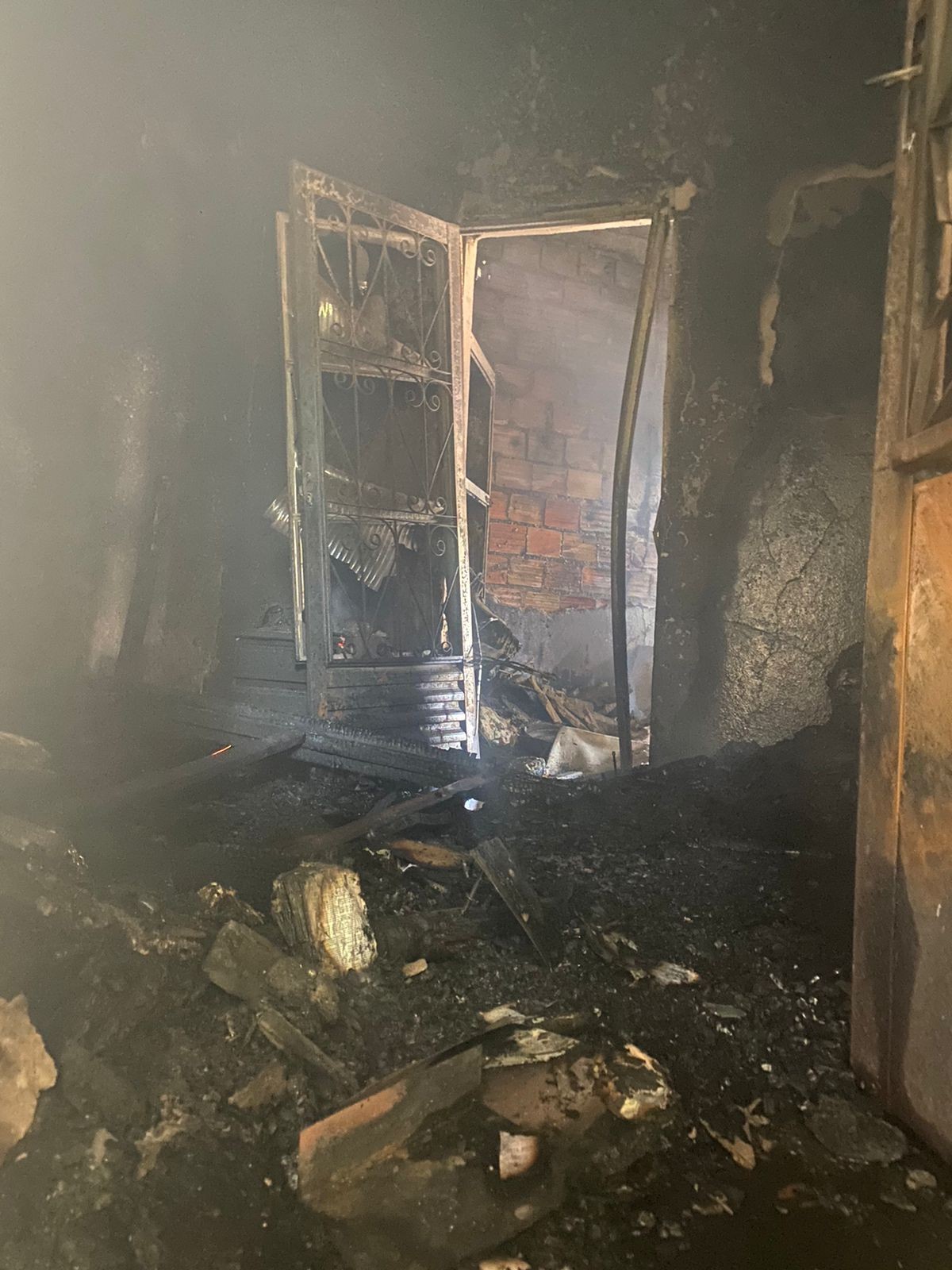 'Histórico de problemas': sobrinho é suspeito de colocar fogo na casa do tio em Belo Horizonte 