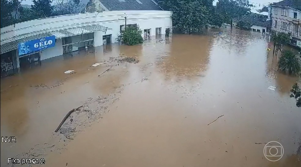 Enchentes já deixaram 10 mortos no Rio Grande do Sul. — Foto: Reprodução/Jornal Nacional