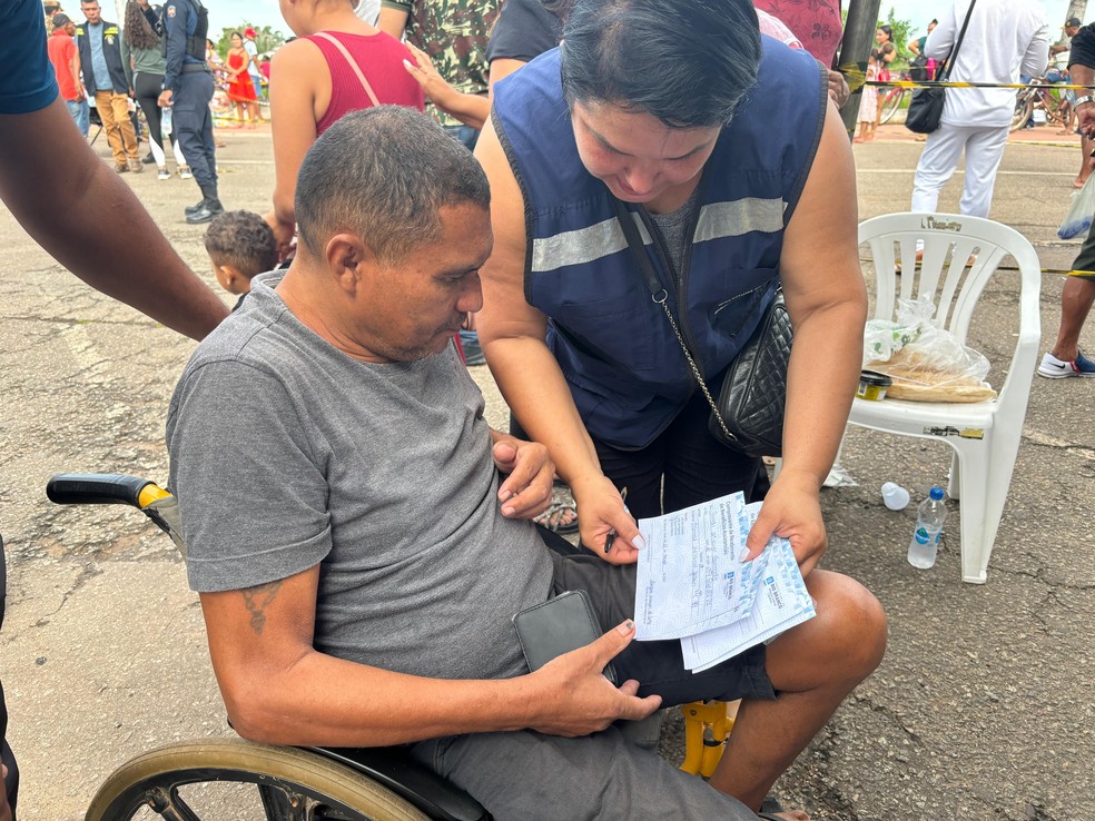Morador mostra cadastro feito anteriormente para receber cesta básica em Rio Branco — Foto: Júnior Andrade/Rede Amazônica Acre