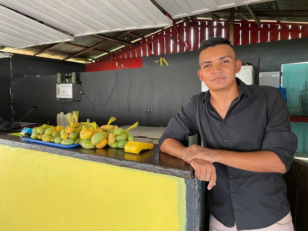 Comerciante fala sobre os impactos da seca no seu restaurante. — Foto: Matheus Castro/g1