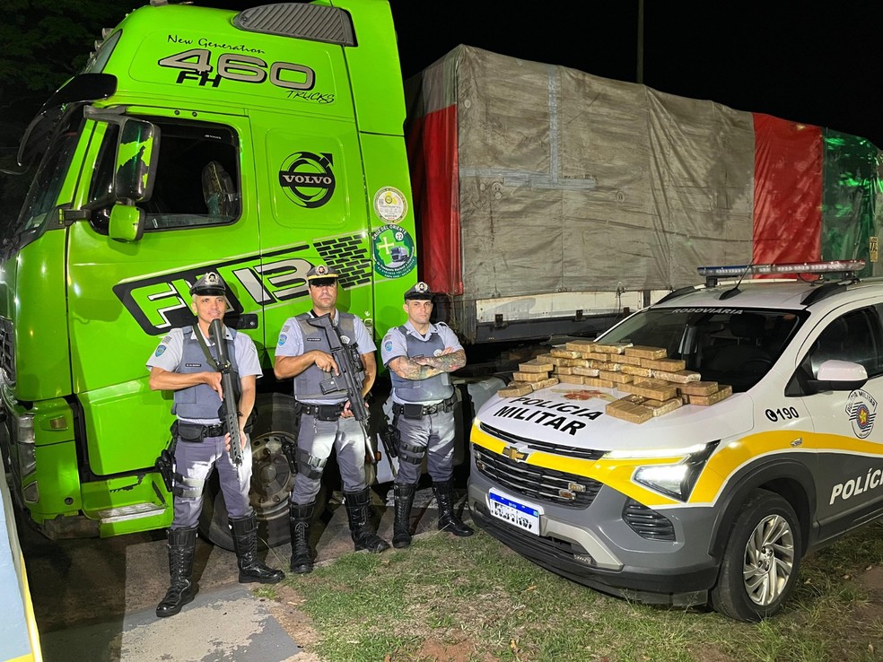 Boliviano é preso com 35,8 kg de pasta base de cocaína na SP-270 em Presidente Prudente — Foto: Polícia Rodoviária/Divulgação