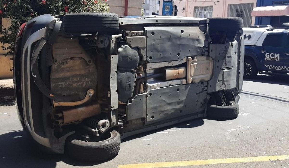 Carro avança o ‘pare’ e tomba após batida em Piracicaba