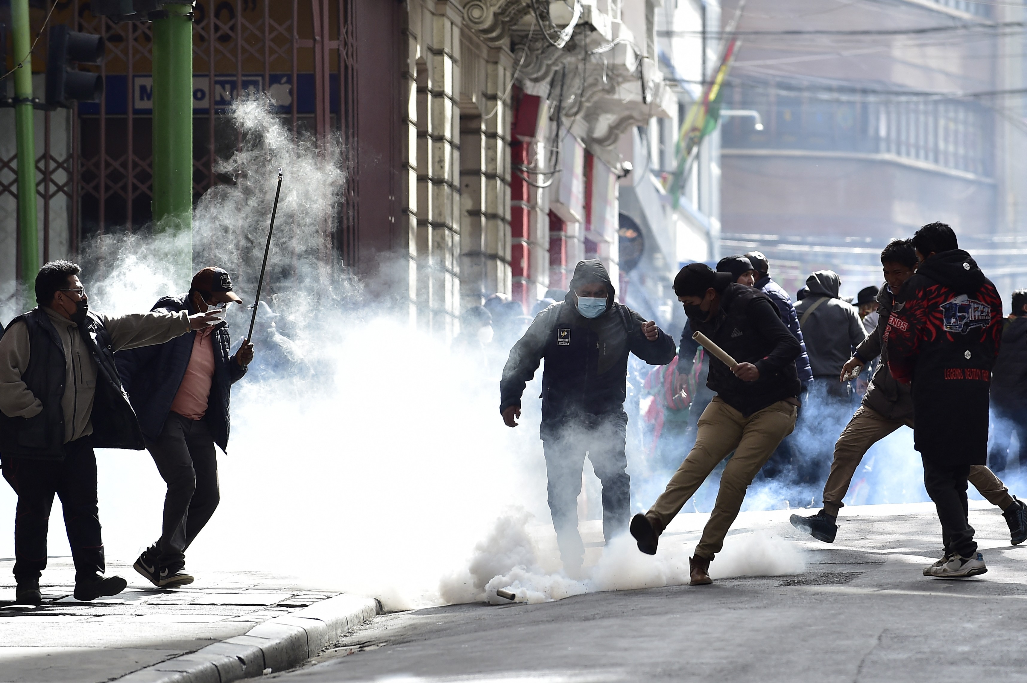 Policiais e manifestantes se enfrentam em La Paz após semanas de protestos contra presidente Rodrigo Paz na Bolívia