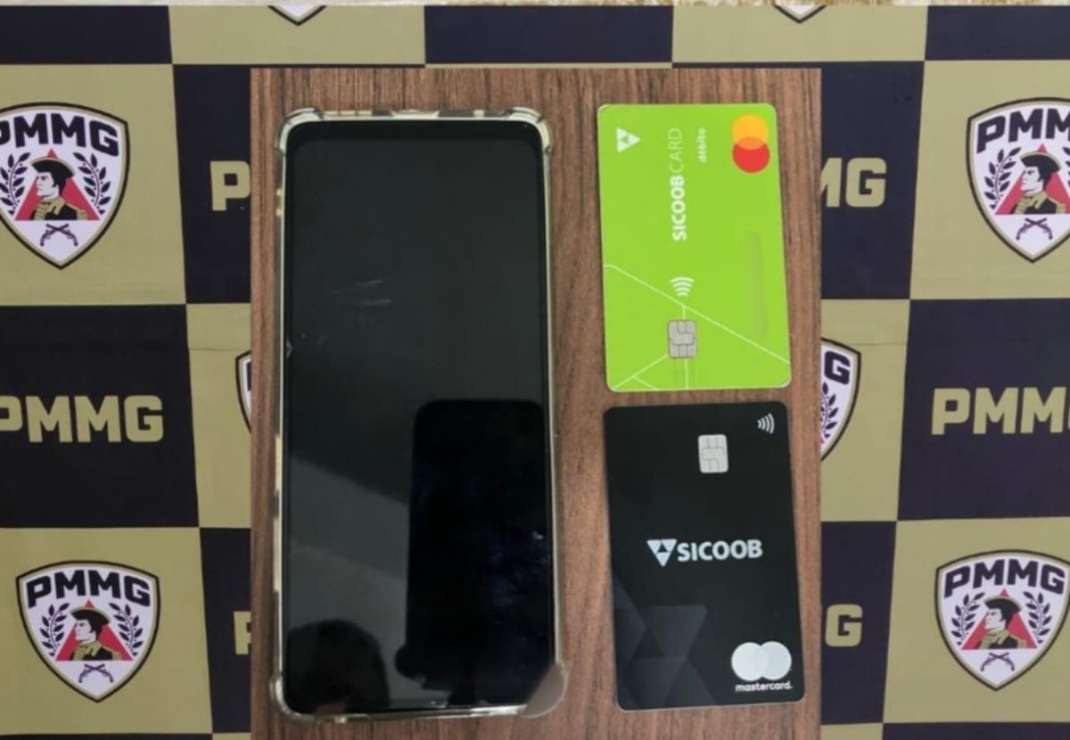 Homem é preso por furtar pertences de idosa enquanto eles estavam em ônibus