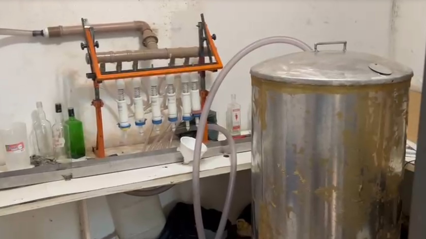 Falsificação de bebidas: polícia apreende 17,7 mil produtos em fábrica clandestina no interior de SP