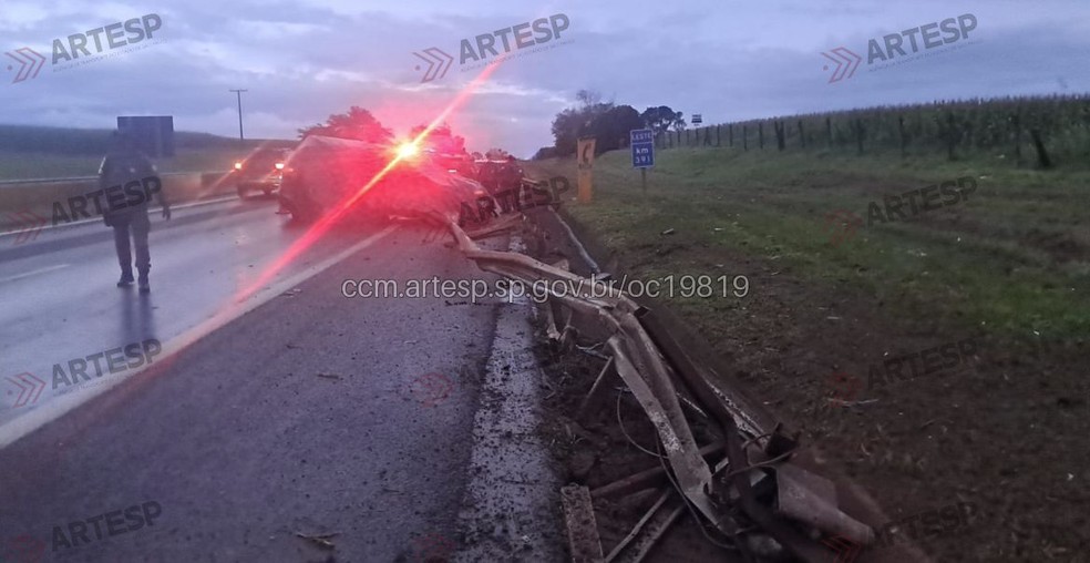 Quatro pessoas estavam na viatura, mas ninguém se feriu — Foto: Artesp/Divulgação