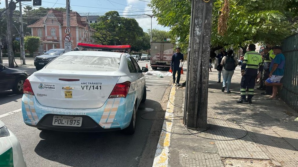 Homem em situação de rua morre atropelado por ônibus no cruzamento da Avenida da Universidade com a Avenida 13 de Maio, no Bairro Benfica, em Fortaleza. — Foto: Leábem Monteiro/ SVM