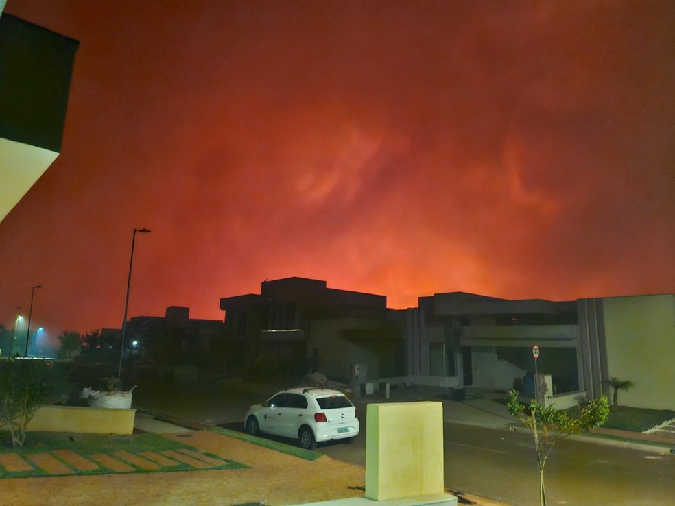 Moradores evacuam condomínio em Ribeirão Preto após incêndio atingir casas — Foto: Reprodução/Redes Sociais