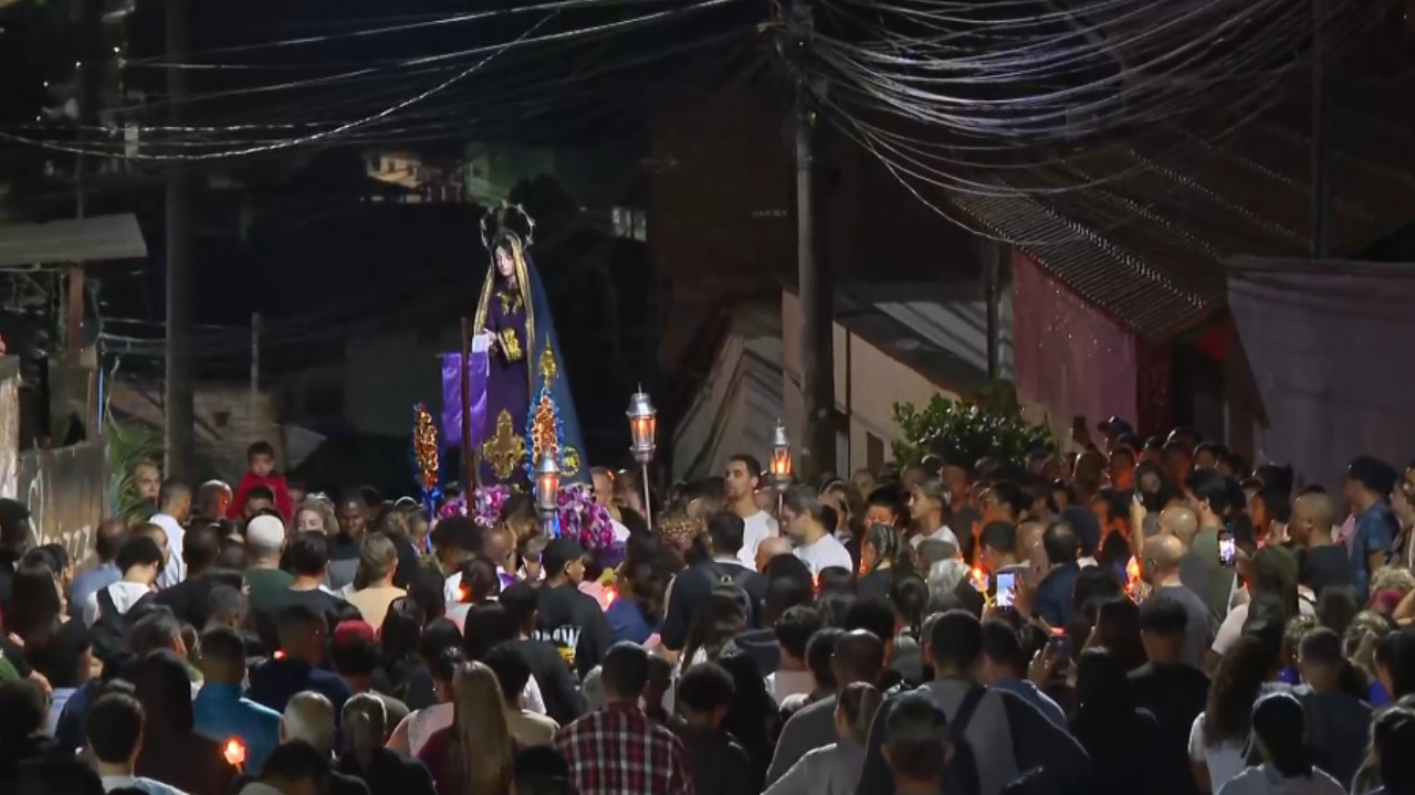 Ao som das matracas, fiéis acompanham a Via Sacra da Madrugada, em Sabará