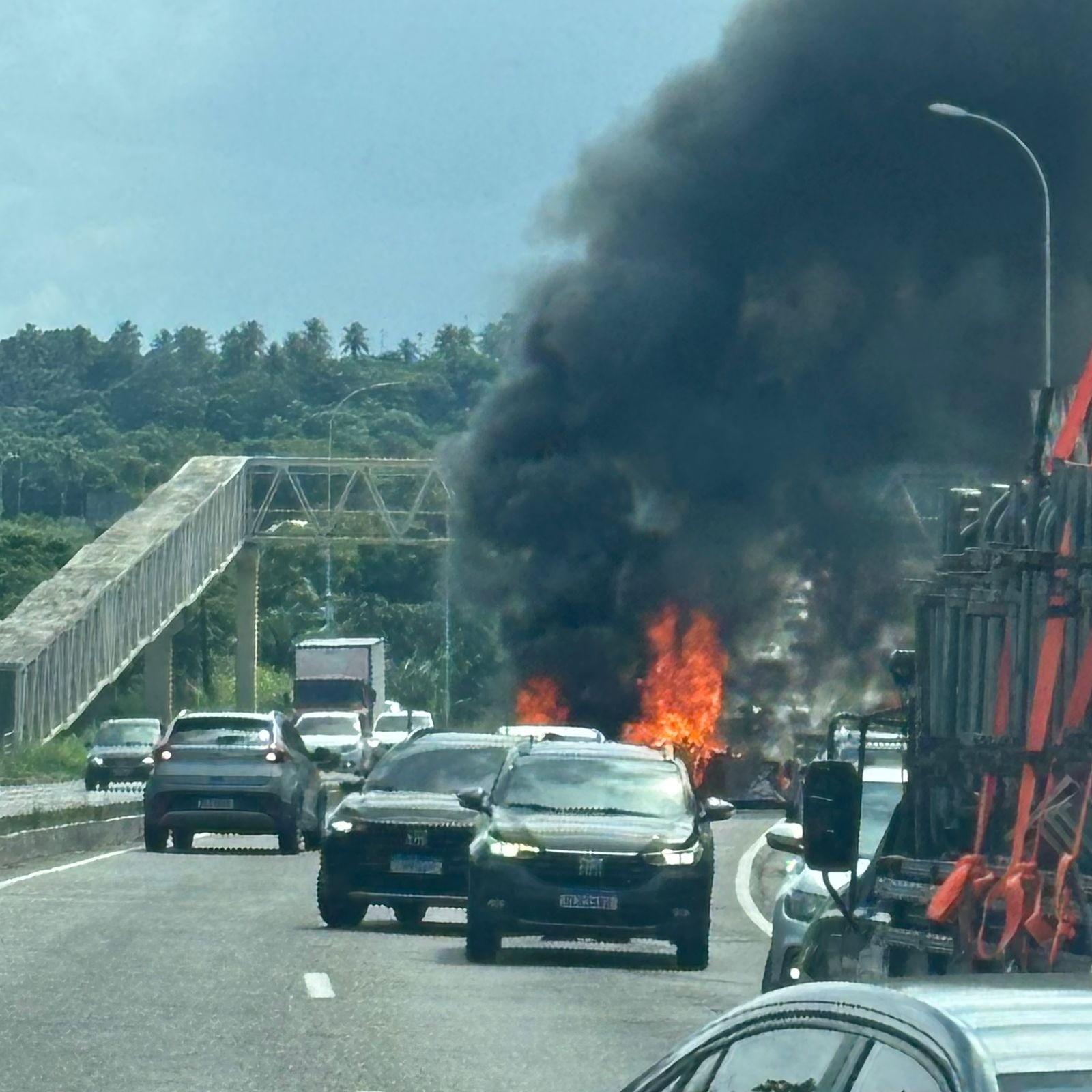 Moradores protestam e bloqueiam ruas em João Pessoa após morte de jovem em ação da PM