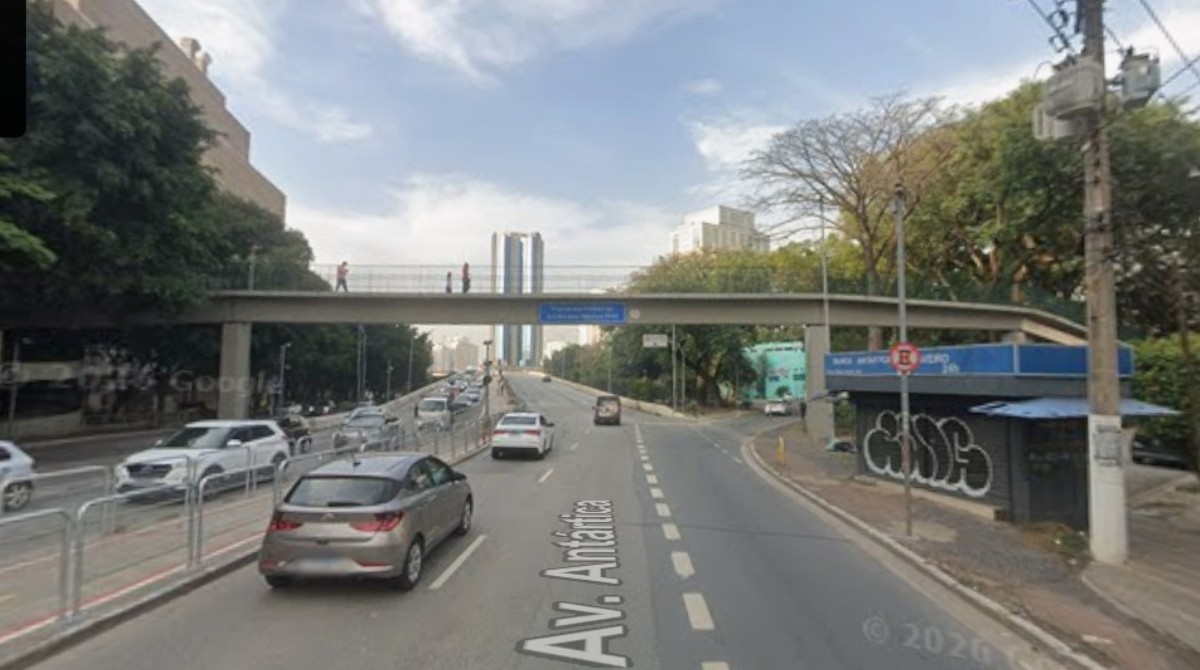 Porsche pega fogo e é abandonado após acidente na Barra Funda, em SP