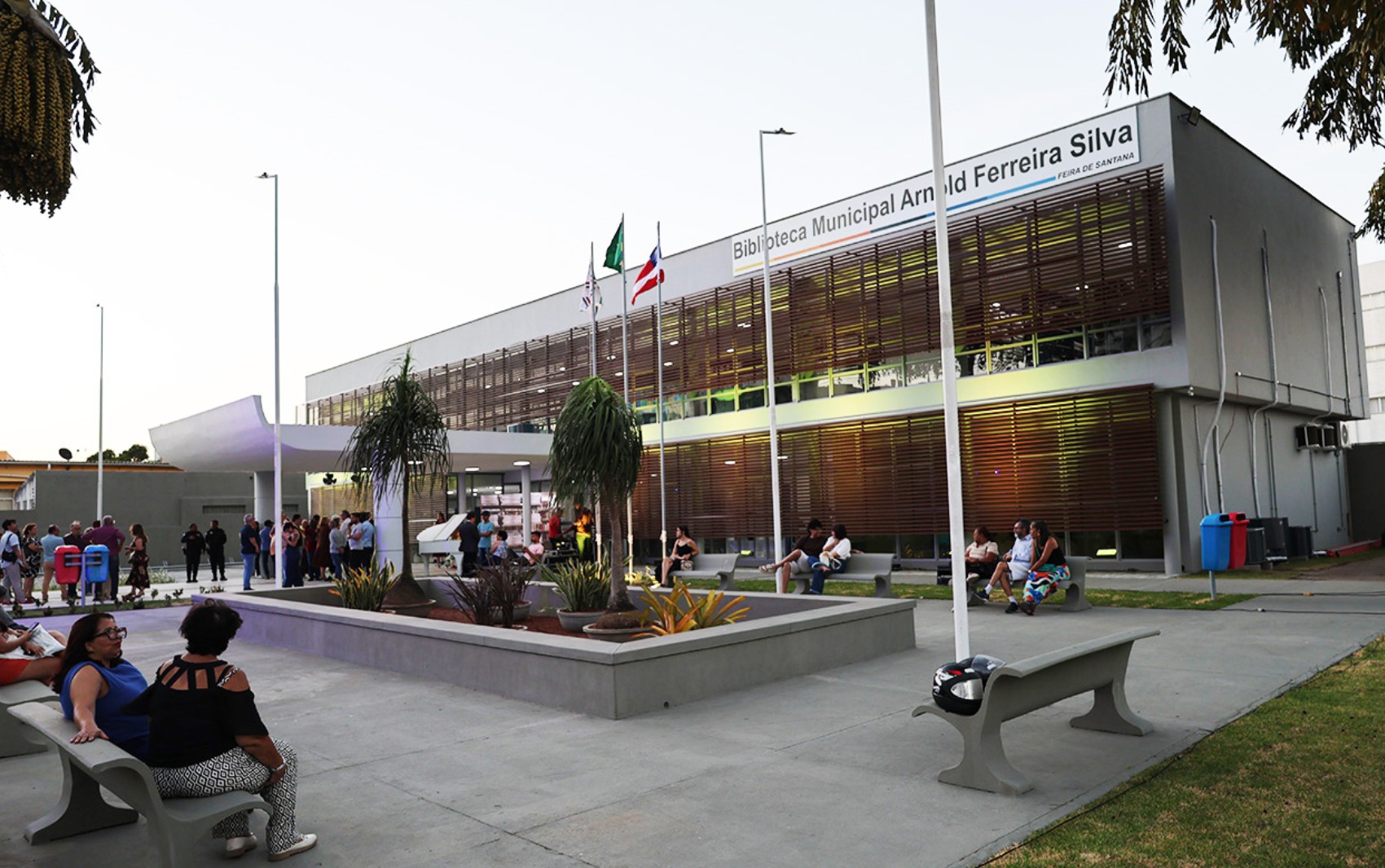Após seis anos de reforma, Biblioteca Municipal Arnold Silva é reaberta em Feira de Santana