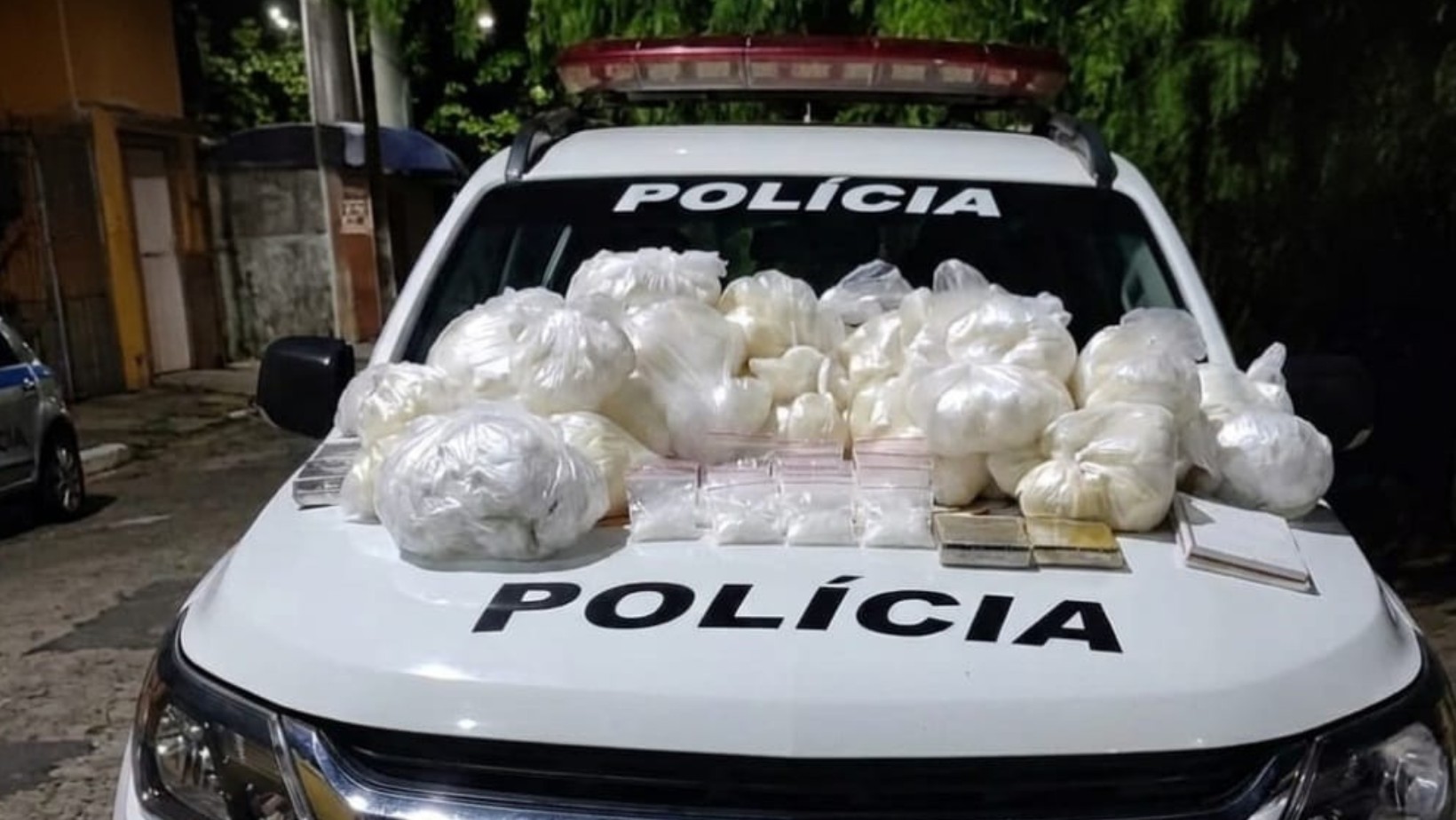 Mulher é presa com quase 50 kg de drogas e munições em Lorena, SP