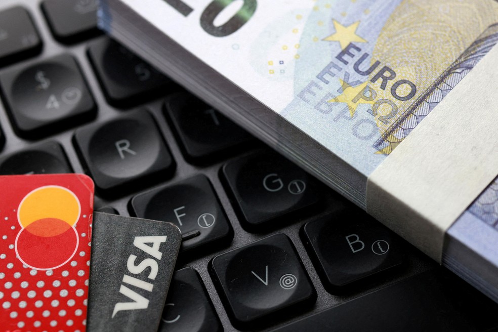 Ilustração mostra notas de euro e cartões Visa e Mastercard 24 de setembro de 2025 — Foto: Reuters