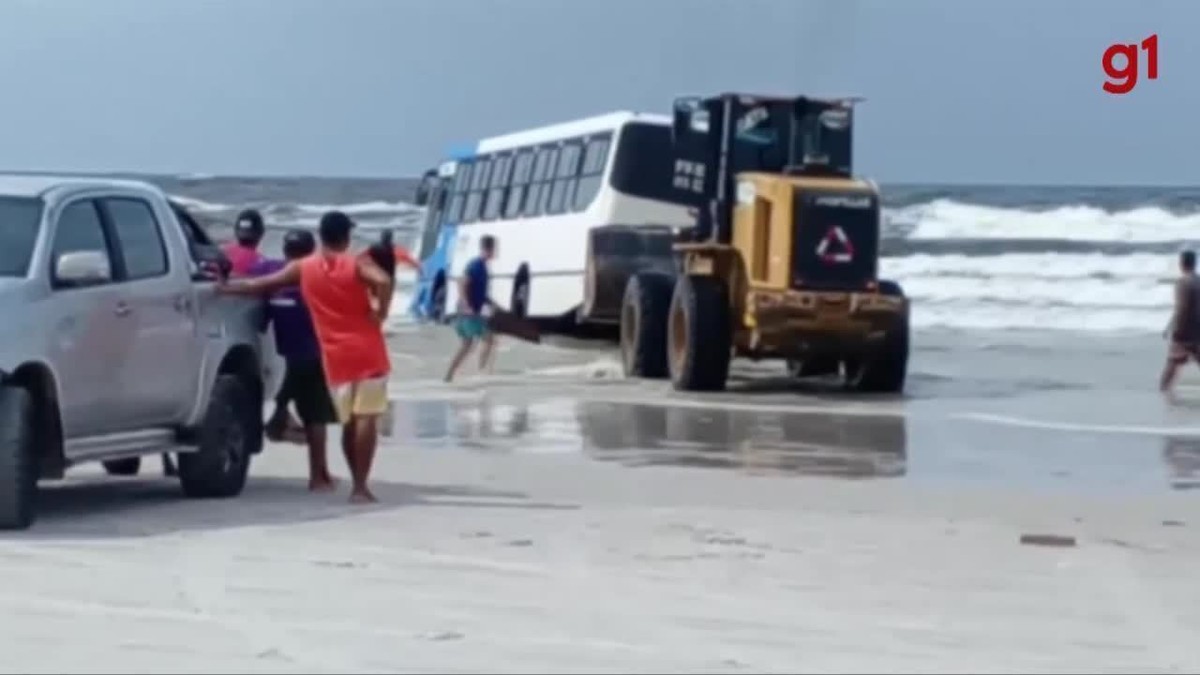 Dois ônibus são 'engolidos' pelo mar em Salinópolis, no Pará, e precisam ser puxados por trator; VÍDEO