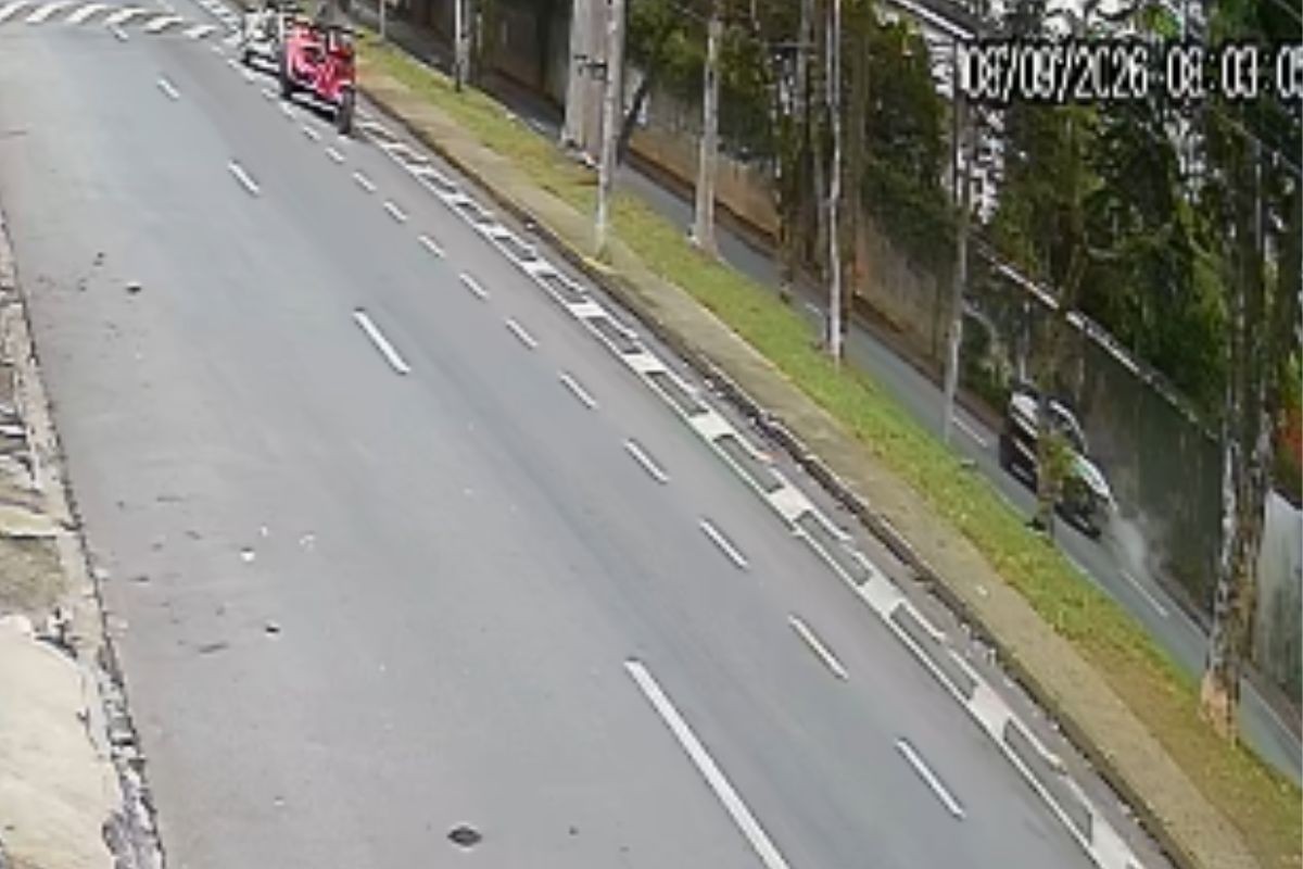 Carro atropela duas pessoas em ponto de ônibus em São José dos Campos; idosa de 70 anos tem perna amputada