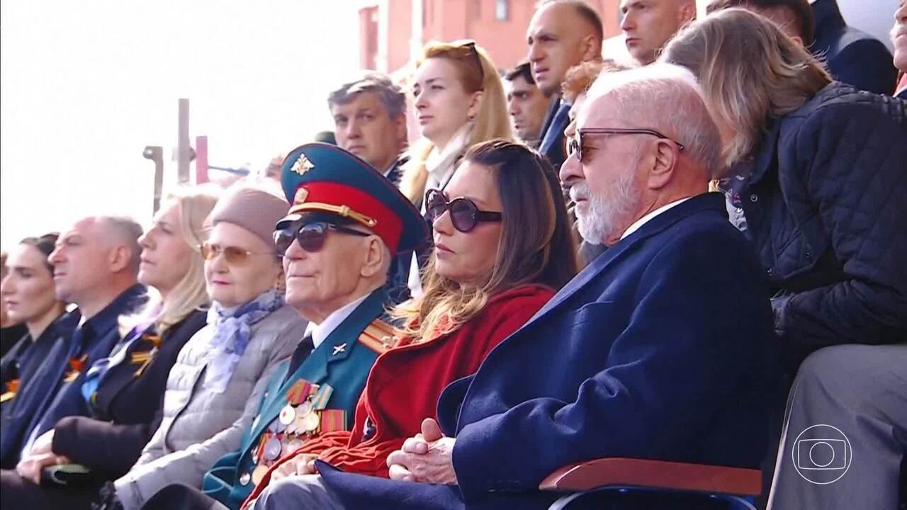 Steven Seagal vai a desfile militar do Dia da Vitória na Rússia; Putin e Xi Jinping assistiram lado a lado