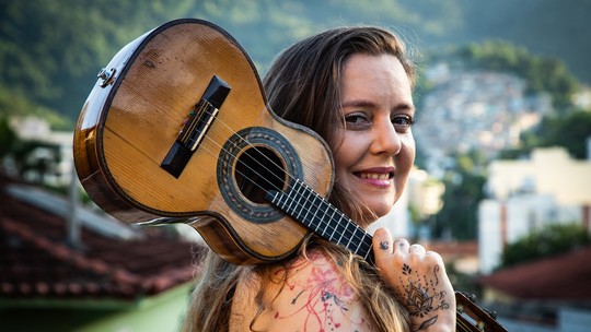 Roberta Nistra (re)abre caminho com álbum em que canta Ivone Lara, Dorival Caymmi, Moacyr Luz e Janet Almeida - Disco ‘Eu não ando só’ tem sonoridade minimalista calcada na interação do cavaquinho da artista carioca com a percussão de Marcos Esguleba.