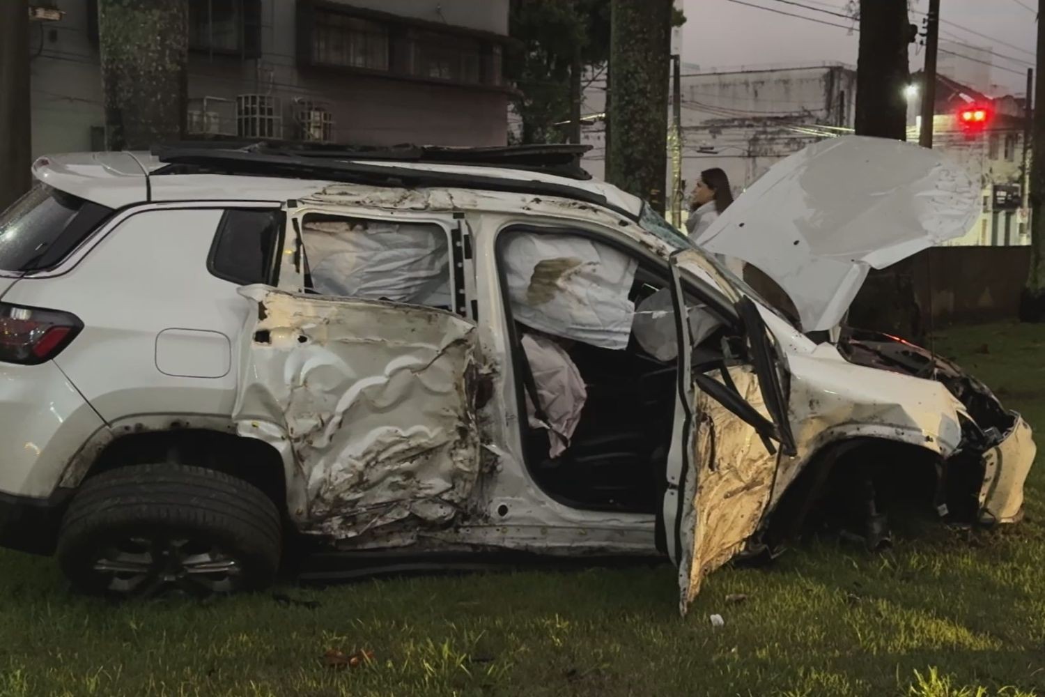 Passageiro fica ferido após motorista bater carro em muro de avenida em Santos, SP