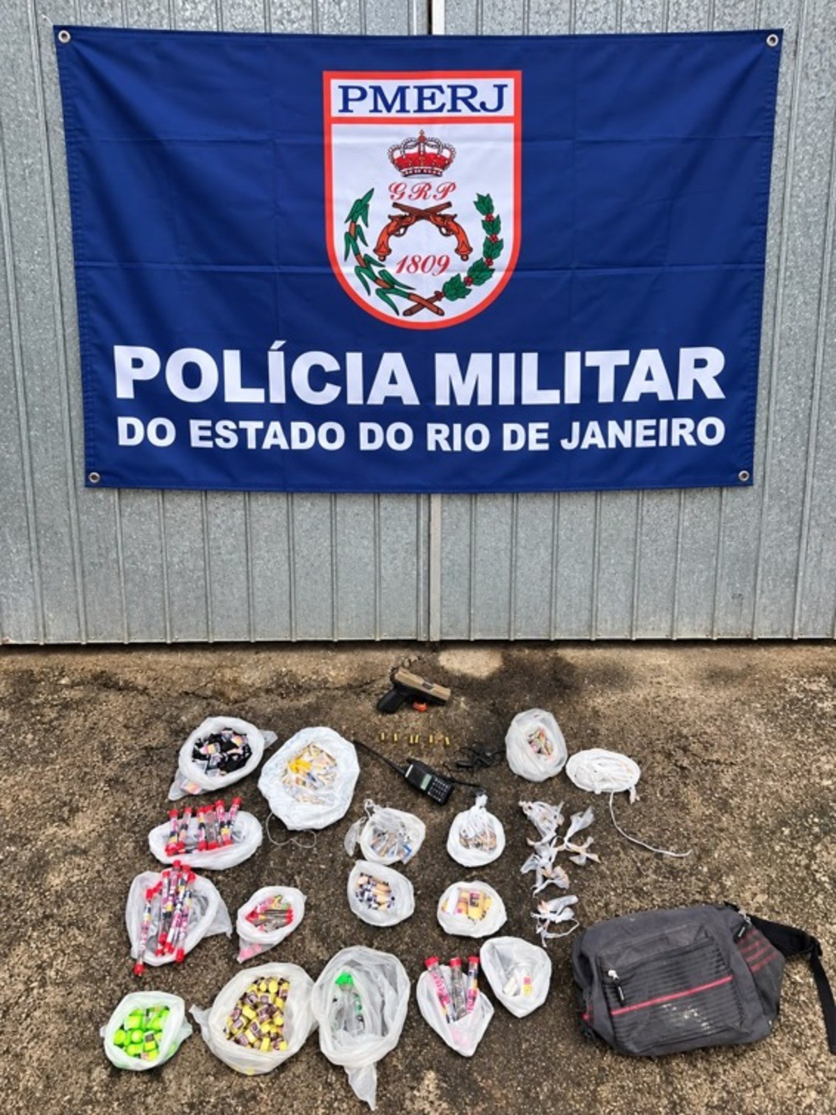 Homem é preso e menor apreendido com pistola e drogas em Volta Redonda