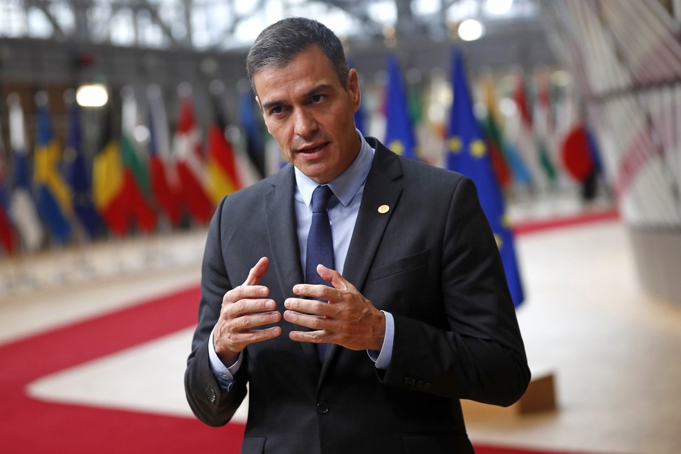 O premiê espanhol, Pedro Sánchez, fala para a imprensa durante uma cúpula da União Europeia em Bruxelas, na Bélgica, no dia 1º de outubro. — Foto: Francisco Seco / POOL / AFP