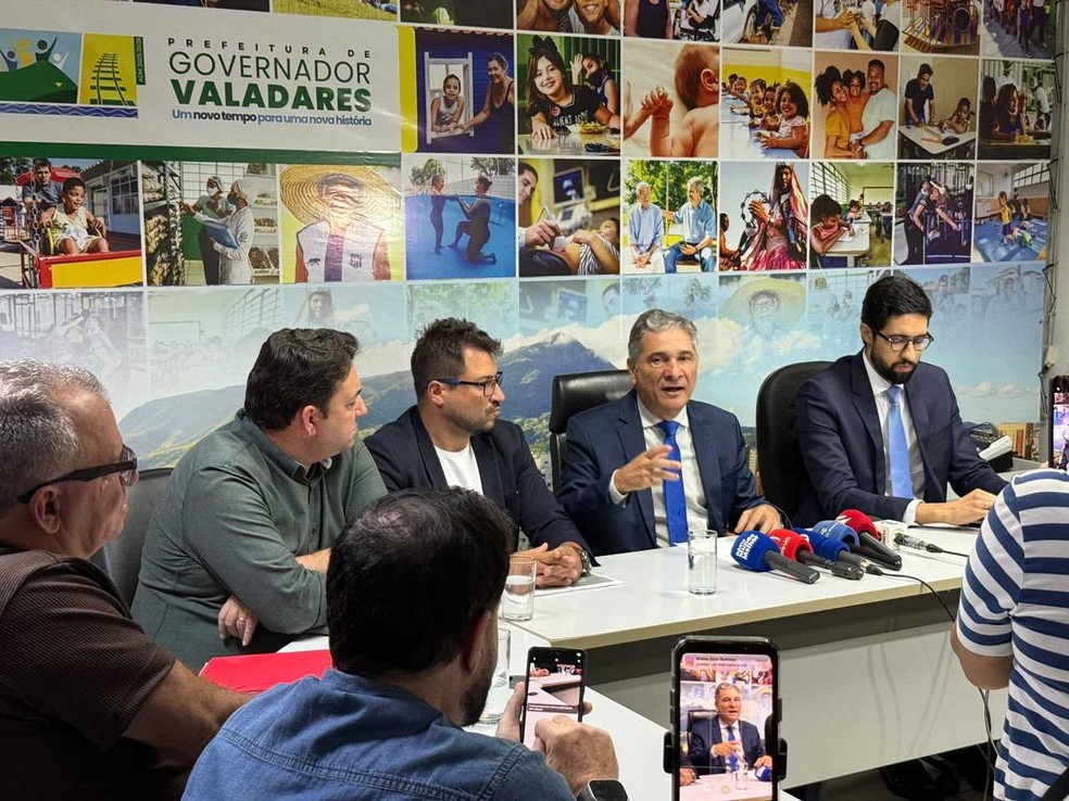Prefeito e secretários durante coletiva de imprensa — Foto: Prefeitura de Governador Valadares