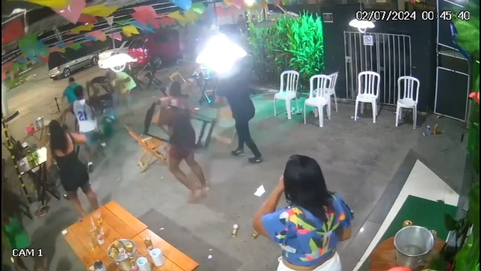 Imagens mostraram momento que clientes arremessam cadeiras e mesas nos agressores. — Foto: Arquivo Pessoal