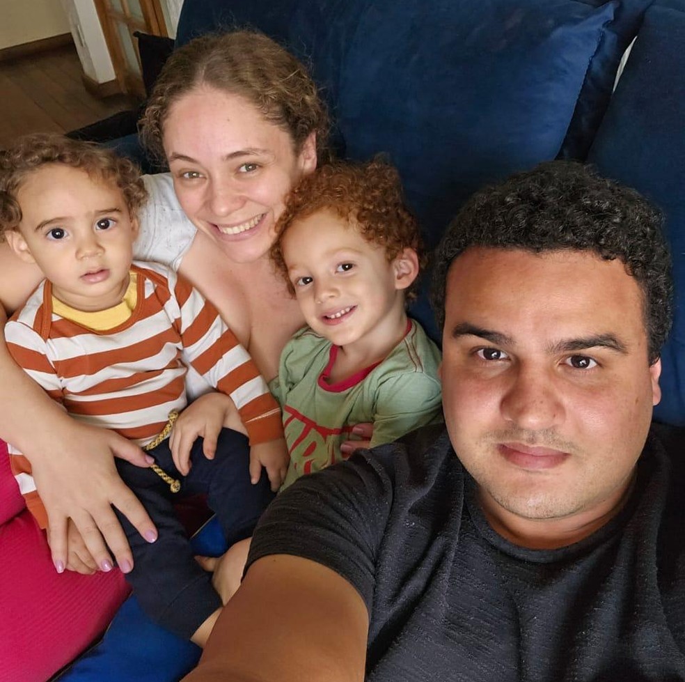 Flavia não isola os filhos, que se encantam com as luzes e árvores de Natal. — Foto: Arquivo pessoal