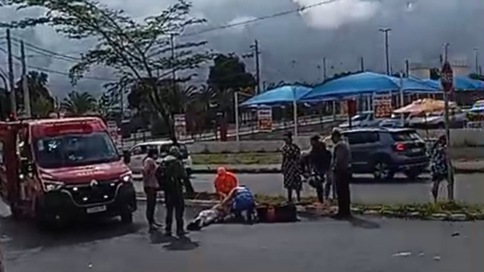 Idosa de 82 anos é atropelada por moto ao atravessar Avenida Seme Simão, em Uberlândia