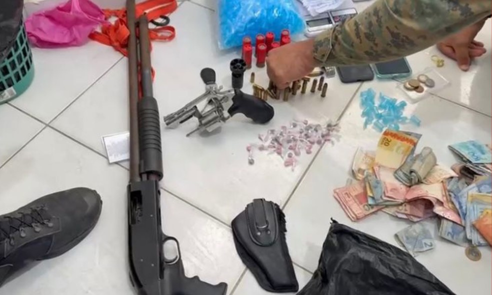 Os suspeitos permanecem custodiados na delegacia de Castro Alves. — Foto: PC-BA