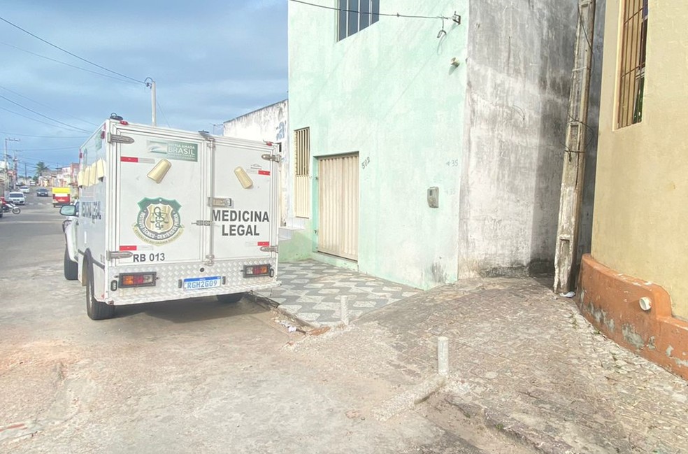 Homem é assassinado em casa com mais de 14 tiros na Zona Leste de Natal  — Foto: Francielly Medeiros / Inter TV Cabugi