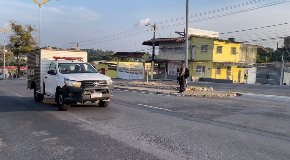 Viatura com corpos das vítimas de acidente aéreo chegando na sede do IML, na Zona Norte de Manaus — Foto: Bianca Fatim, g1 AM