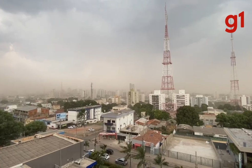 Prédios quase somem em meio à tempestade de poeira em Cuiabá — Foto: Cleto Kipper/TVCA
