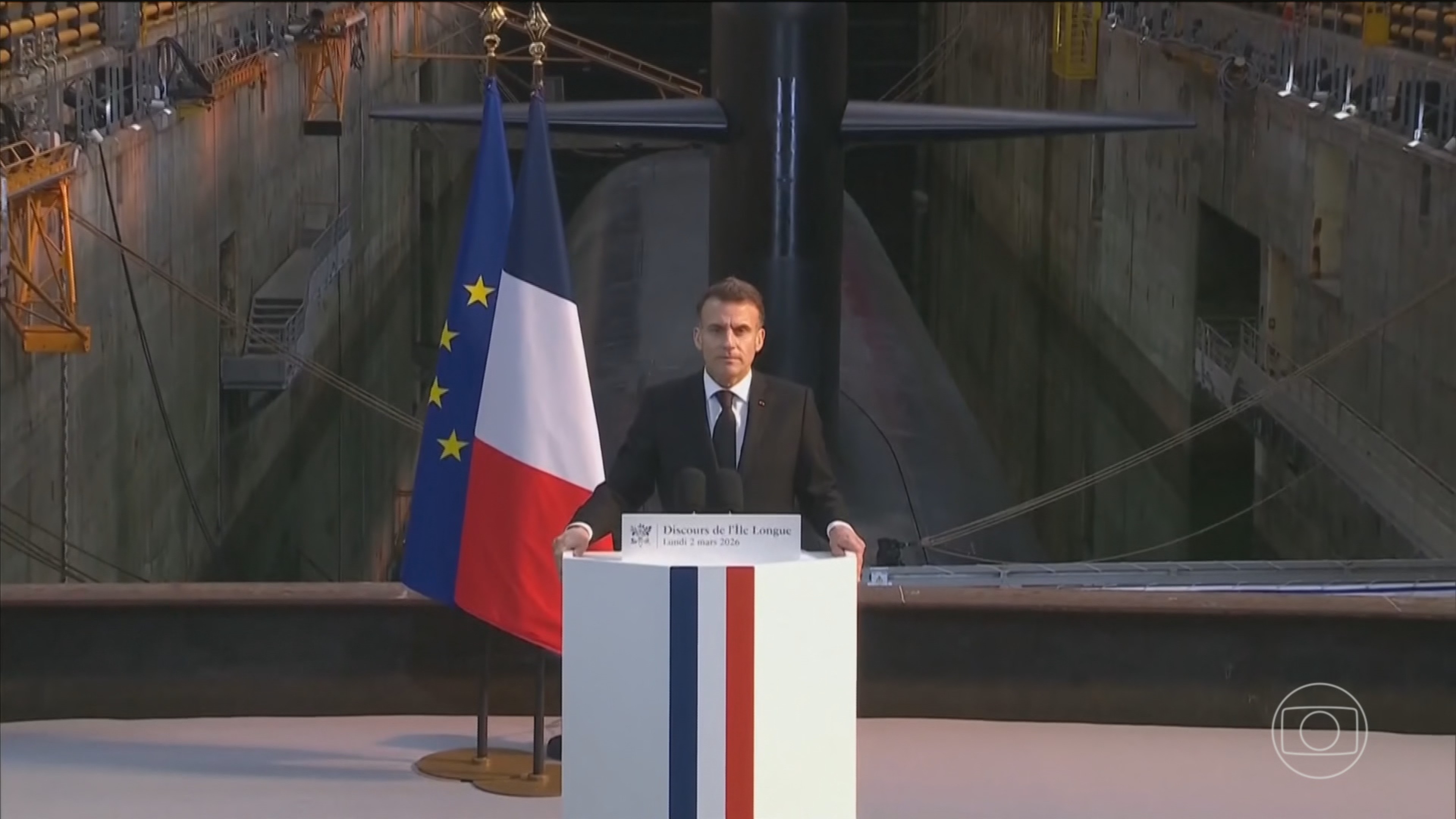 França anuncia que vai aumentar arsenal nuclear para proteger continente europeu