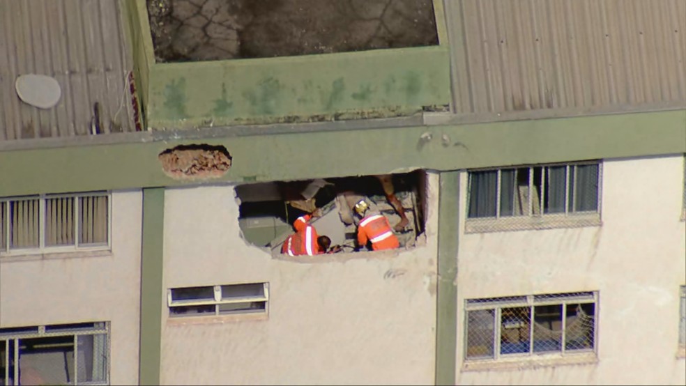 Parede de prédio ficou destruída após acidente. — Foto: Globocop