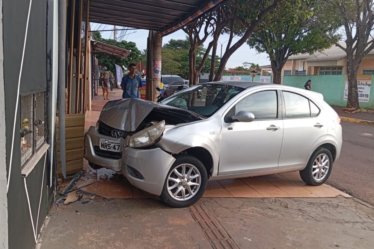 Motorista morre após ter mal súbito e bater carro contra fachada de barbearia em Campo Grande