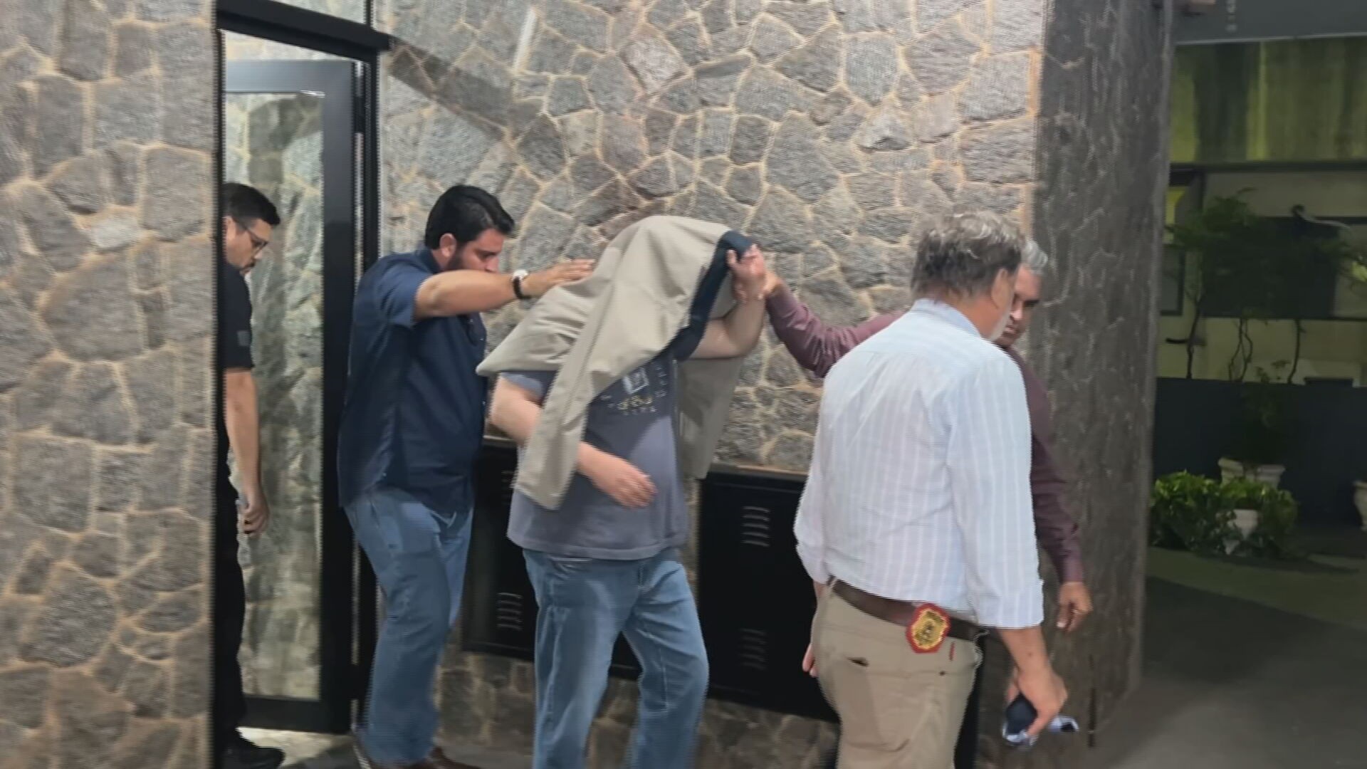 Juiz aposentado que dirigia embriagado com mulher nua no colo e atropelou ciclista é solto mediante fiança de R$ 40 mil